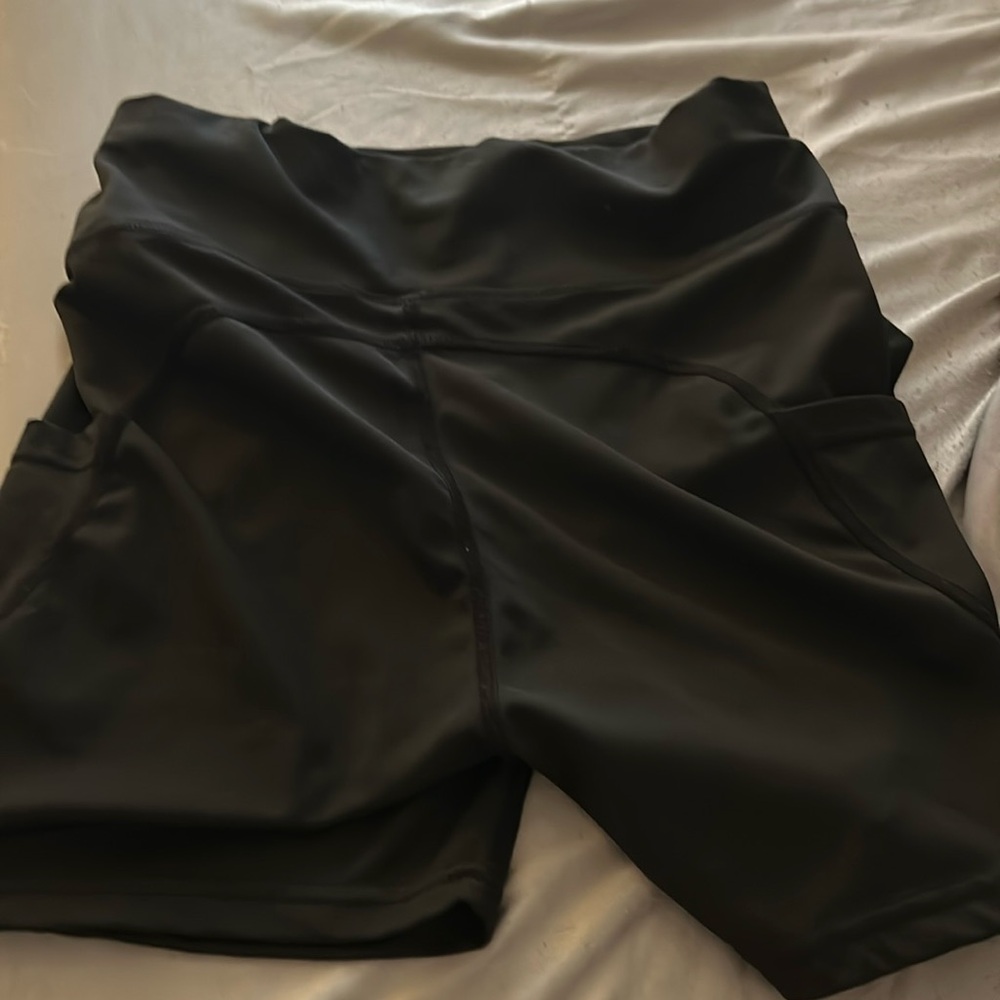 size m workout shorts with pockets
